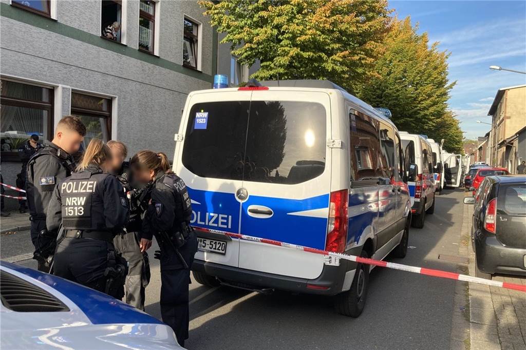 Suche nach Gefahrstoffen und Waffen: SEK-Einsatz in Herten – Polizei zieht Bilanz Ein großes Aufgebot von Einsatzfahrzeugen blockiert die Augustastraße am Dienstagnachmittag.