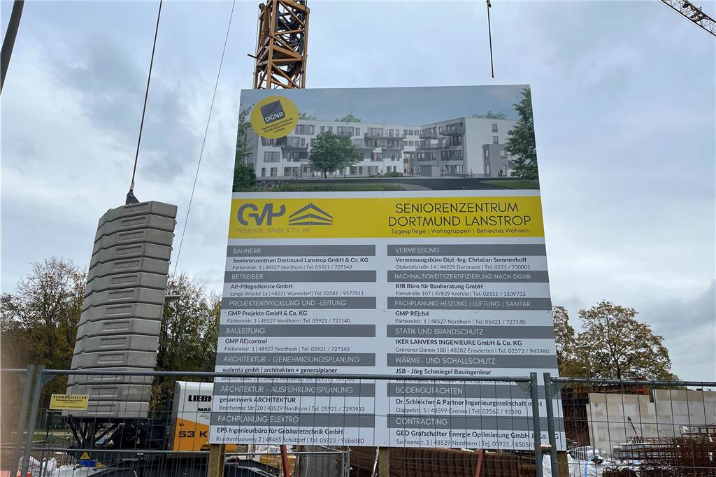 Grundstein für künftiges Seniorenzentrum in Lanstrop gelegt Ein großes Bauschild erklärt die Arbeiten an der Färberstraße