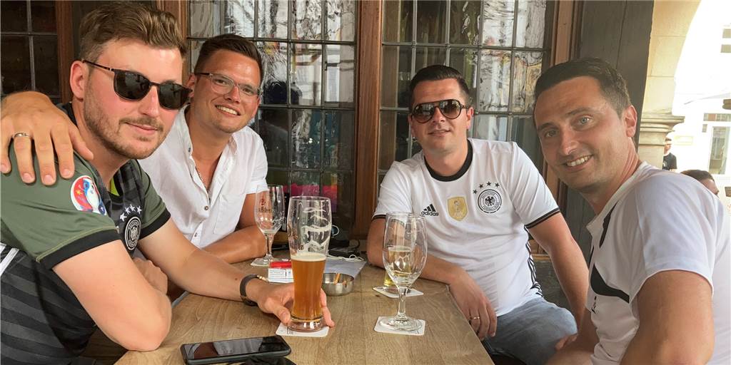 Gastwirte in ganz Deutschland zeigen keine Fußball-WM 2022: Auch in Werne? Vier Männer in Deutschland-Trikots