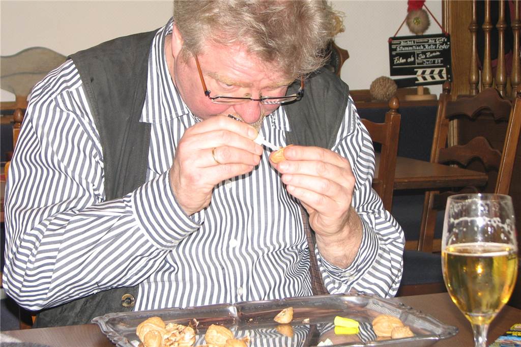 Horst Bilkenroth 46 Jahre in der Werbegemeinschaft: Immer einen Schritt schneller Ein großes Geduldsspiel und am Ende der filigranen Arbeit klebten die Finger zusammen: Für die Aktion Knack die Nuss zum Gänsemarkt mussten in einigen Nüssen Gewinnlose versteckt werden.