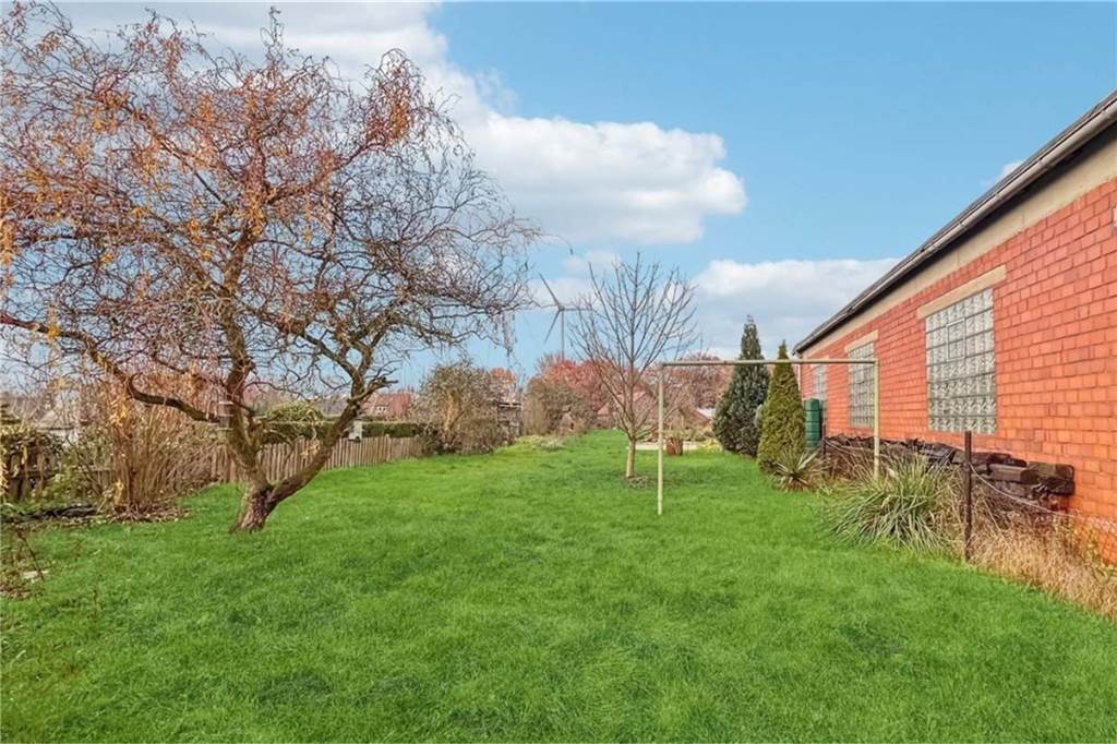 Doppelhaushälfte für 179.000 Euro - Was man dafür bekommt Ein großes Grundstück gehört zum Haus.