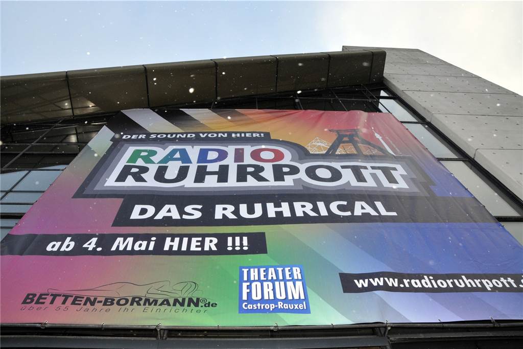 Castrop-Rauxel bekommt ein eigenes Musical - „Radio Ruhrpott“ startet am 2. Mai Ein großes Plakat an der Europahalle kündigt bereits die Premiere von "Radio Ruhrpott" an, die am 4. Mai in der Stadthalle steigen soll.