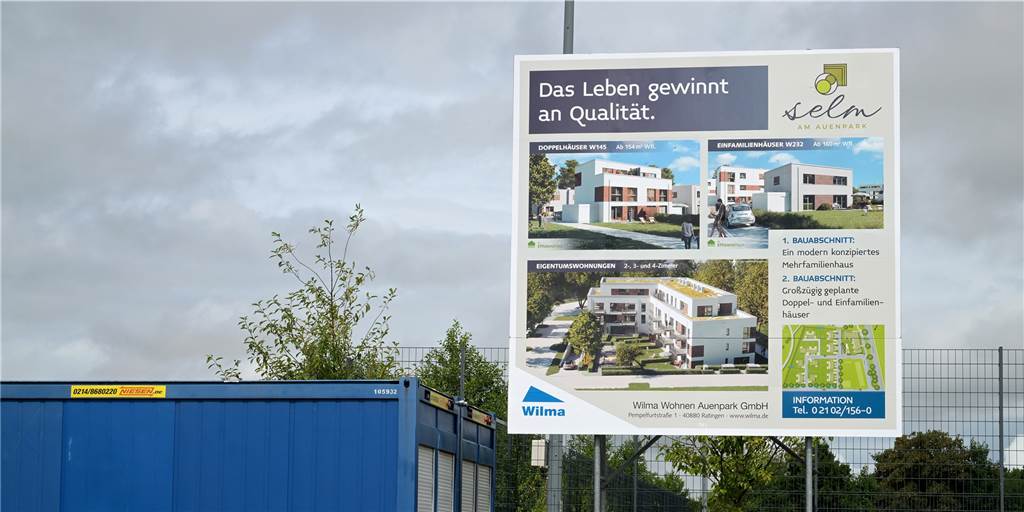 Auenpark in Selm: Arbeiten liegen im Plan und das sollte auch so bleiben Ein großes Plakat gibt Aufschluss darüber, die das Wohngebiet neben dem Auenpark einmal aussehen wird. Aktuell sind die Arbeiten gut im Plan.