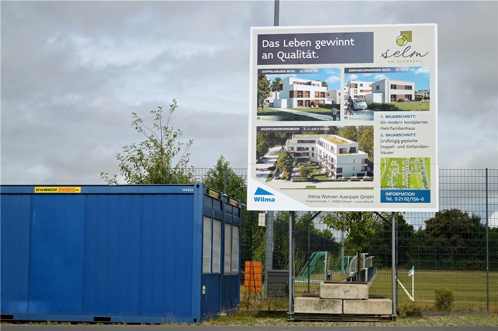 Neubaugebiet in Selm: Arbeiten gehen voran, erste Abschnitte bereits verkauft Ein großes Plakat gibt Aufschluss darüber, wie das Wohngebiet neben dem Auenpark einmal aussehen wird.