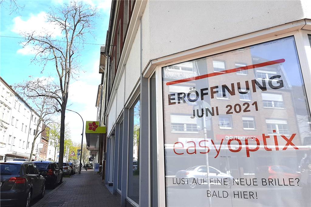 Künstler räumen Ladenlokal für neue Mieterin – Eröffnung im Juni geplant Ein großes Plakat im Schaufenster weißt auf die bevorstehende Neueröffnung hin.