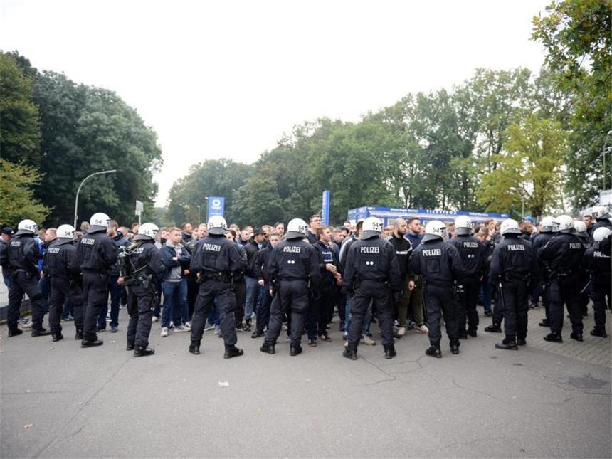 Werder Bremen kritisiert Polizeieinsatz in Hamburg Ein großes Polizeiaufgebot sicherte die Partie zwischen dem HSV und Werder Bremen. Foto: Daniel Reinhardt