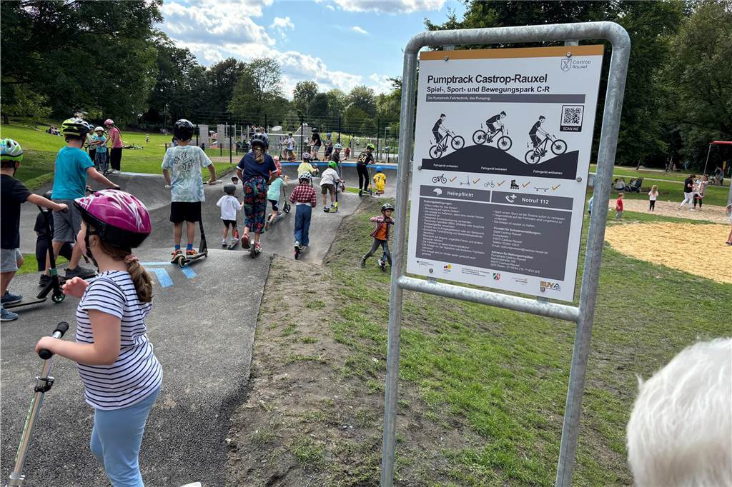 Randys (33) Erlebnis auf dem Super-Spielplatz endete im Rettungswagen Ein großes Schild gibt die Spielregeln am Pumptrack vor. Aber nicht jeder hält sich daran.
