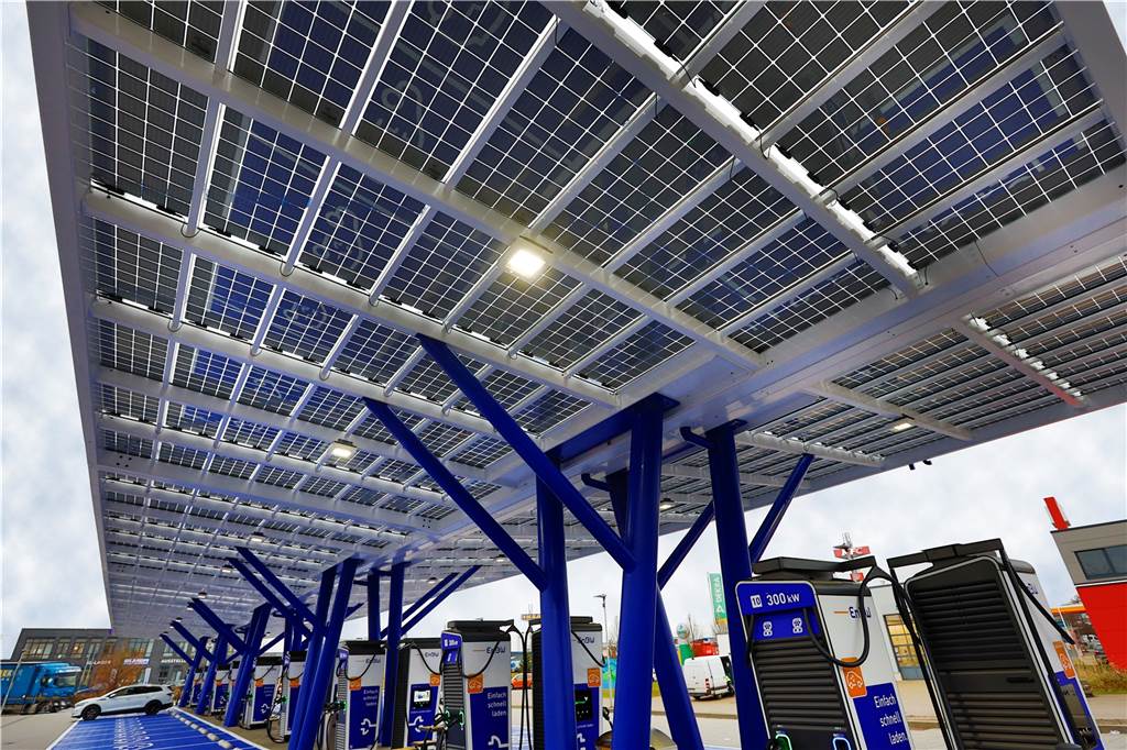 Wie im Weltraumbahnhof: Die Zukunft beginnt im Schnellladepark am Kamener Kreuz Ein großes Solardach bietet nicht nur Wetterschutz, sondern produziert auch den Strom, der für den Betrieb der Anlage notwendig ist.