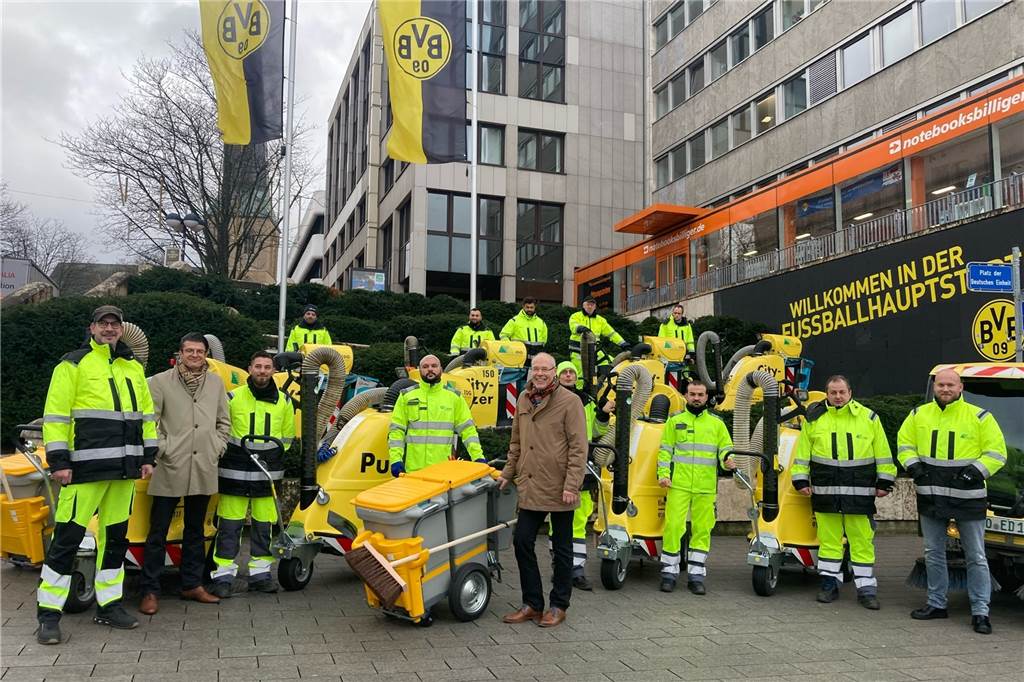 Revierkümmerer und 24-Stunden-Einsatz: EDG will City intensiver putzen Ein großes Team der EDG - hier mit Geschäftsführer Dr. Rainer Wallmeier (vorn) ist für die Intensivreinigung der City im Einsatz.