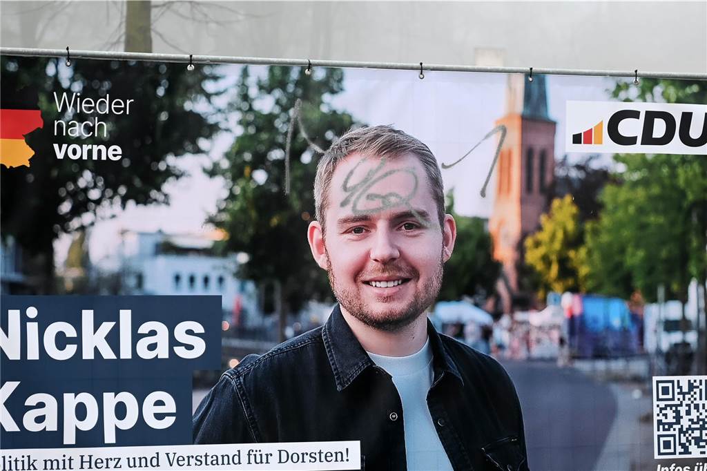 Unbekannte stecken Wahlplakat in Brand: CDU reagiert auf Attacken Ein großes Wahlplakat an der Borkener Straße in Holsterhausen wurde bereits vor einigen Tagen mit Farbe beschmiert.