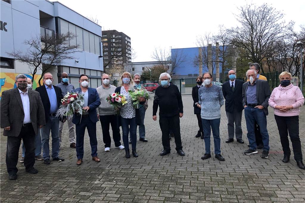 Streit beigelegt: Neuer Bezirksbürgermeister für Scharnhorst steht fest Ein Großteil der neuen Scharnhorster Bezirksvertreter stellte sich in einer Sitzungspause zum Gruppenbild