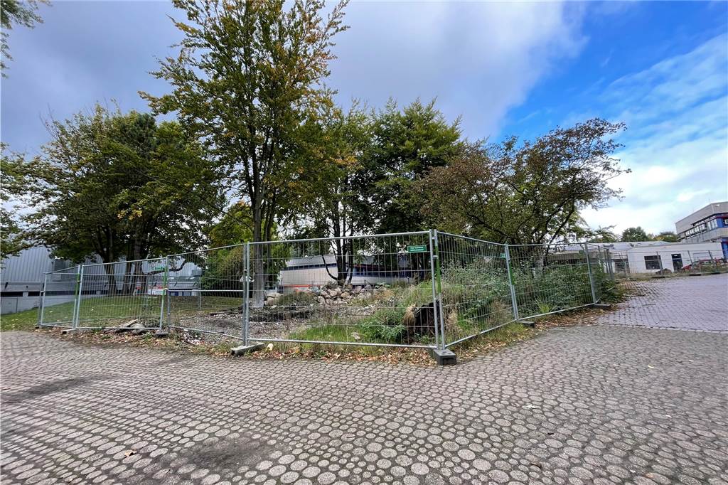 Dortmunder Elternvertreterin sauer: „Baustelle ist ein Schandfleck für die Schule“ Die Brunnen-Baustelle auf dem Schulhof der Heinrich-Böll-Gesamtschule in Lütgendortmund ist seit Jahren eingezäunt.