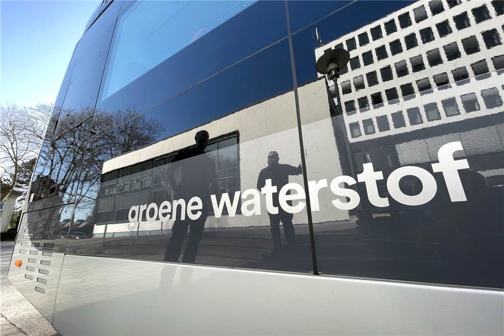 Warum ein Wasserstoffbus mit dem Motor der Wirtschaft fährt Ein „grüner“ Antrieb ist Wasserstoff natürlich nur dann, wenn auch der Strom für seine Gewinnung aus regenerativen Quellen stammt. Dann allerdings kann die Technik der Wasserstoffbrennstoffzelle dazu beitragen, Produktionsspitzen von Windkraft- und Sonnenstromanlagen „einzufangen“.