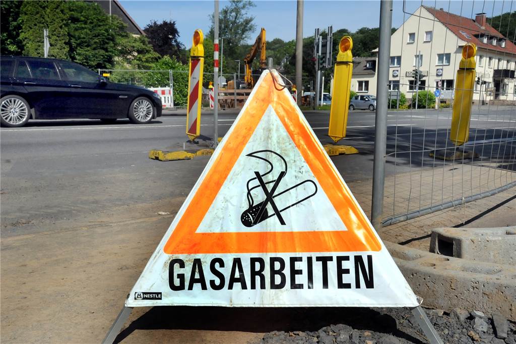 Gaspreise in NRW: Wie teuer ist Dortmund im Vergleich zu anderen Städten? Ein Schild warnt vor Arbeiten an einer Gasleitung.
