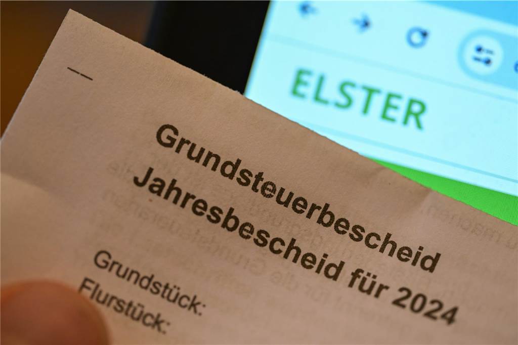 Grundsteuerreform ab 2025: Kämmerer erwartet „Volkes Zorn“ Grundsteuerbescheid vor einem Computerbildschirm