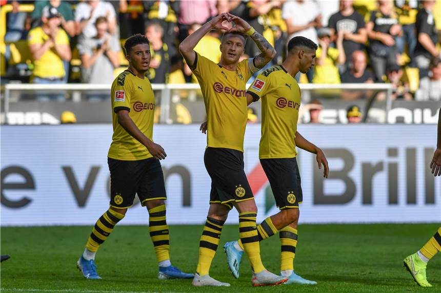 „Daddy’s Girl“ - Reus-Tochter bringt dem BVB gegen Leverkusen Glück Ein Gruß an Freundin und Tochter: BVB-Kapitän Marco Reus bejubelt seinen Treffer zum 4:0.