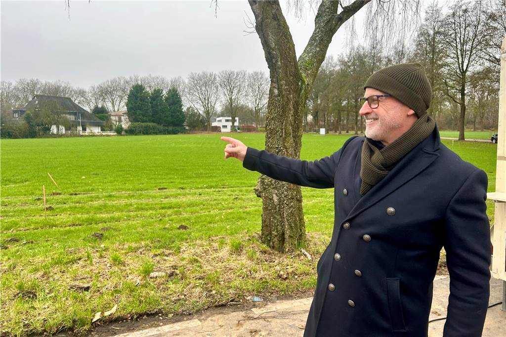 So wird 2025: Die fünf größten Baustellen in Recklinghausen Patrick van Drunen deutet auf die Wiese an der Ecke Beisinger Weg/Josef-Wulff-Straße.