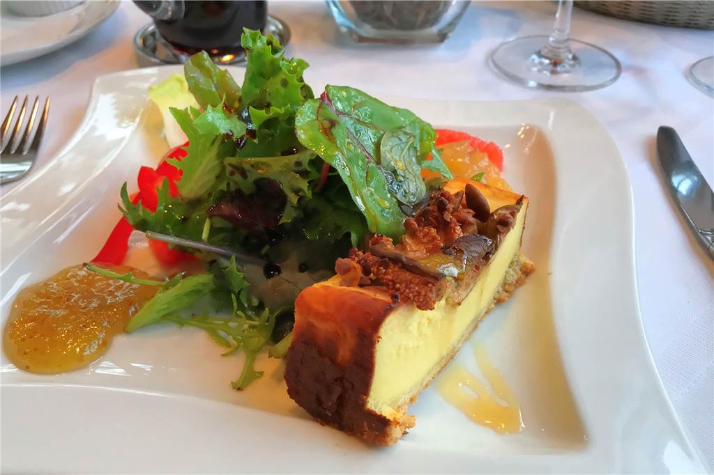 Im Heidehof gibt es Spitzenküche mit französischer Note Ein guter Start: die Schnitte vom Ziegenkäse.