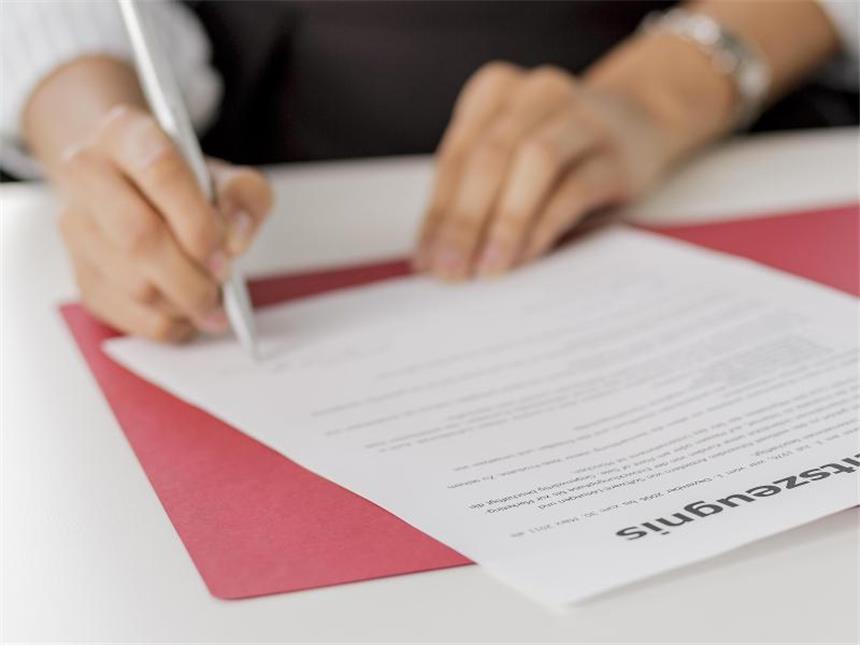 Abschied mit Anstand: Was ein gutes Arbeitszeugnis ausmacht Ein gutes Arbeitszeugnis kann den Weg in einen neuen Job ebnen. Deshalb ist es wichtig, dass Form und Inhalt stimmen. Foto: Monique Wuestenhagen