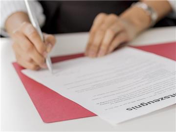 Ein gutes Arbeitszeugnis kann den Weg in einen neuen Job ebnen. Deshalb ist es wichtig, dass Form und Inhalt stimmen. Foto: Monique Wuestenhagen