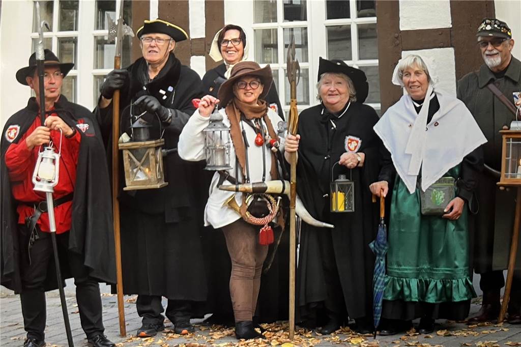 Gilde der Nachtwächter stattete Werne einen Besuch ab Die Nachtwächter stellen sich zum Foto auf.