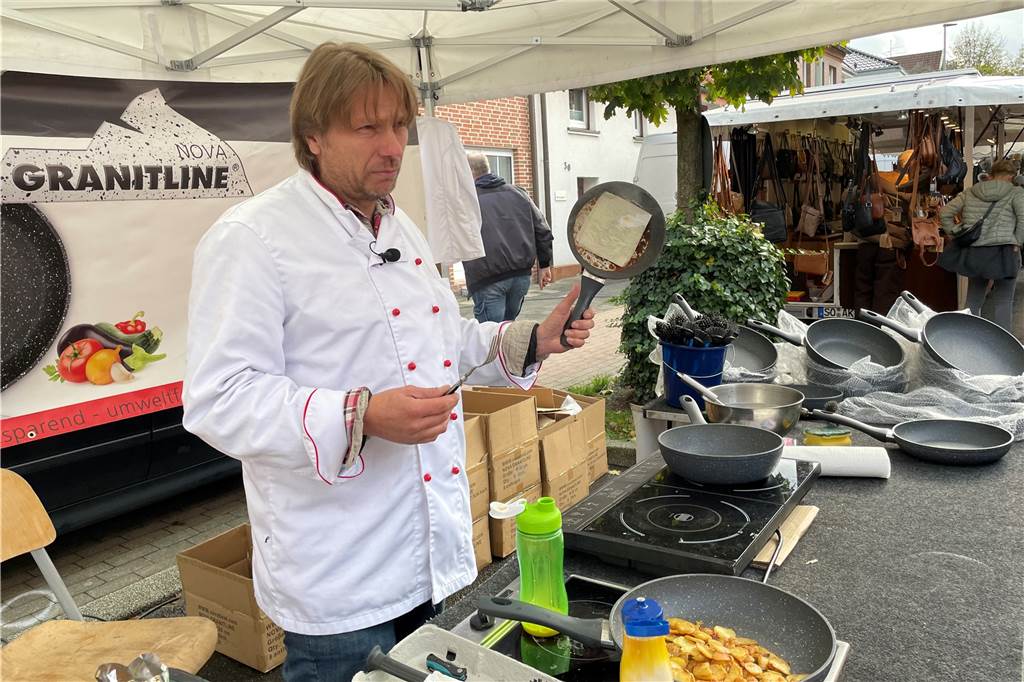 Fazit zum Krammarkt fällt unterschiedlich aus Ein Händler zeigt eine Pfanne
