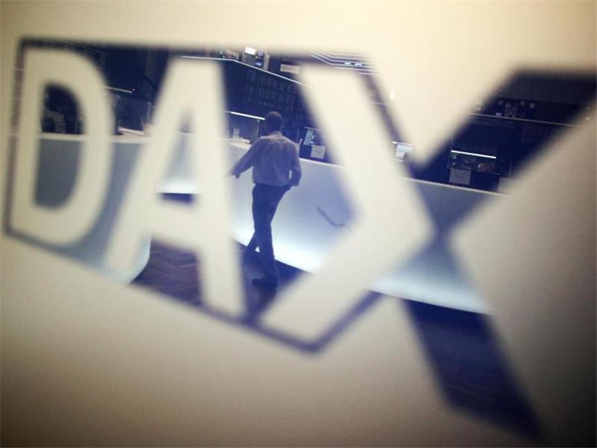 Kurz vor Jackson Hole: Dax bewegt sich kaum Ein Händler geht über das Parkett in der Börse in Frankfurt am Main und spiegelt sich dabei in einem Logo des Deutschen Aktienindexes (DAX). Foto: Fredrik von Erichsen