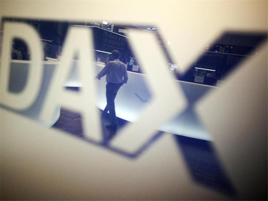 Dax gibt nach starker Vorwoche etwas nach Ein Händler geht über das Parkett in der Börse in Frankfurt am Main und spiegelt sich dabei in einem Logo des Deutschen Aktienindexes (DAX). Foto: Fredrik von Erichsen