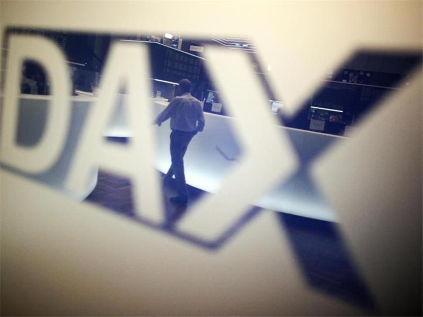 Dax fehlt vorm Feiertag weiter der Schwung Ein Händler geht über das Parkett in der Börse in Frankfurt am Main und spiegelt sich dabei in einem Logo des Deutschen Aktienindexes (DAX). Foto: Fredrik von Erichsen