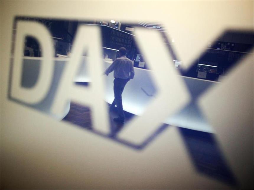 Dax erneut auf Jahreshoch Ein Händler geht über das Parkett in der Börse in Frankfurt am Main und spiegelt sich dabei in einem Logo des Deutschen Aktienindexes (DAX). Foto: Fredrik von Erichsen