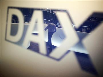 Ein Händler spiegelt sich in der Börse in Frankfurt am Main in einem Logo des Dax. Foto: Fredrik von Erichsen