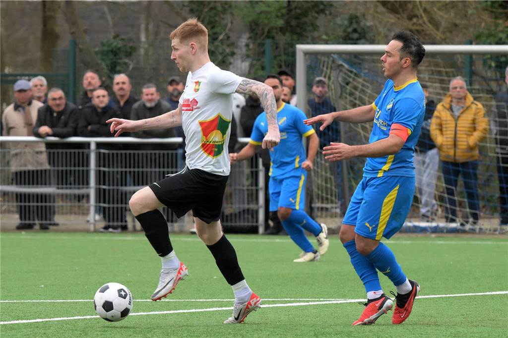 Marcel Ramsey trifft doppelt und fliegt vom Platz Der FC Roj, hier mit Phil Rosenkranz, war der SG Gahmen (Ersin Kusakci) häufig einen Schritt voraus.
