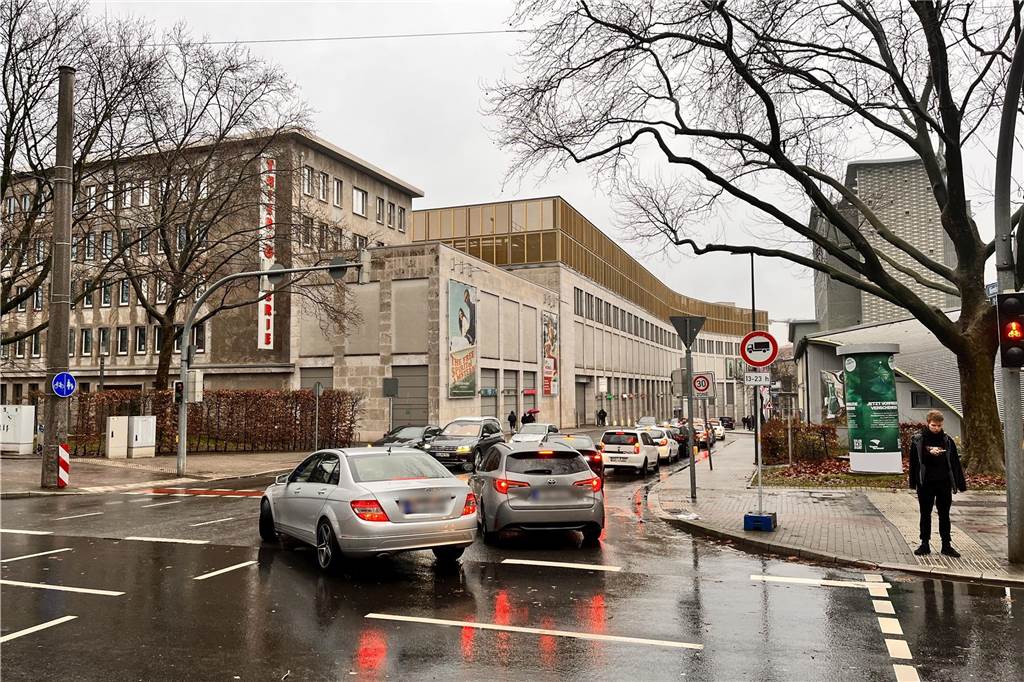 Einen Tag vor Heiligabend: Wie voll ist es in der Dortmunder City? Ein häufiges Bild zur Vorweihnachtszeit: Lange Warteschlangen am Parkhaus der Thier-Galerie.