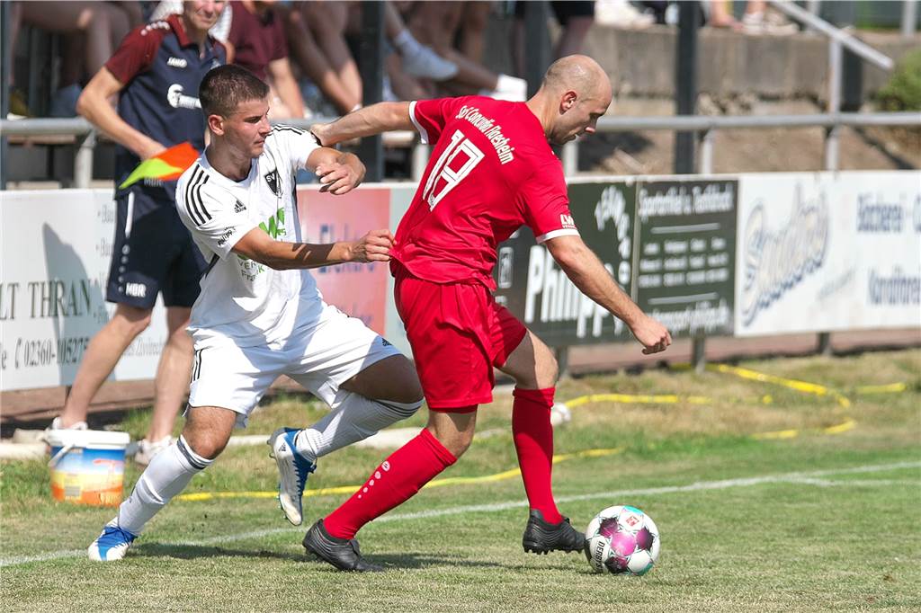 Lippramsdorf gegen Flaesheim: Drei Mal steht der Schiedsrichter im Mittelpunkt Ein häufiges Duell auf der aus Lippramsdorfer Sicht rechten Seite: Flaesheims Philipp Moos (r.) gegen LSV-Spieler Art Lushi.