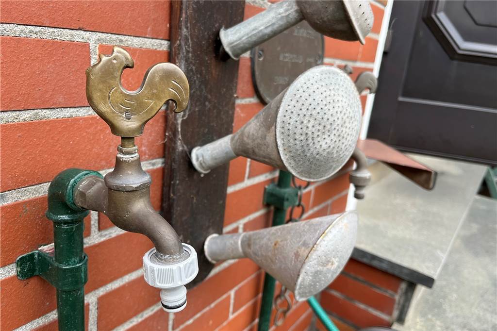Sarah Wohlgemuth zeigt Haus mit großem Garten für 249.000 Euro Ein Hahn als Wasserhahn findet sich im Garten.