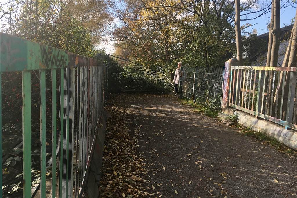 Ein halb umgefallener Bauzaun markiert an der Brücke über die Klönnestraße das Ende des "Bananenradwegs". Für Fußgänger gibt es hier noch eine Treppe.