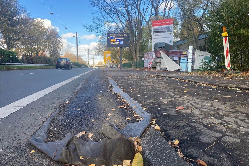 Wie sicher ist das Radfahren in Dortmund? Endspurt für wichtige Befragung Ein halb zu asphaltierter Radweg an einer Baustellenzufahrt ärgert viele Radfahrende an der Ardeystraße.
