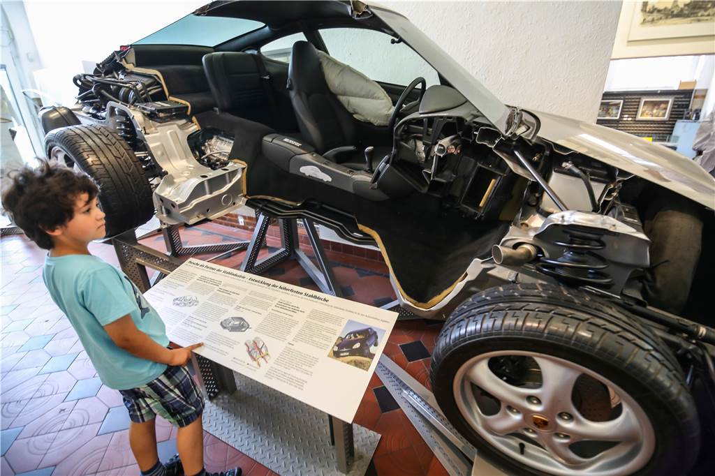 Als kleiner Stahlarbeiter im 3D-Stahlwerk Ein halber Porsche zeigt, welche Rolle Dortmunder Produkte für die Automobilproduktion spielen.