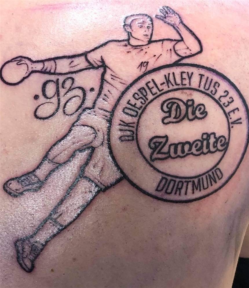 Dortmunder Sportler lässt sich Tattoo stechen: „Ihr geht mir unter die Haut“ Ein Handballer der DJK Oespel-Kley hat sich ein verrücktes Tattoo stechen lassen.