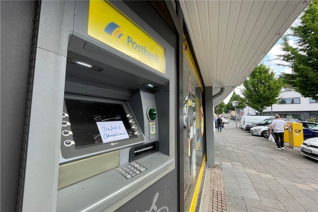 Ein handgeschriebener Zettel zeigt es an: Der Postbank-Automat ist defekt. 