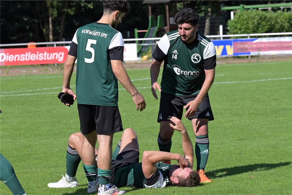 Vorwärts Epe stark nach Platzverweis: SV Heek in Überzahl zu ideenlos Ein hart erkämpfter Sieg bei warmen Temperaturen für Konstantin Gleis (M.) und Ninos Shamon (r.).