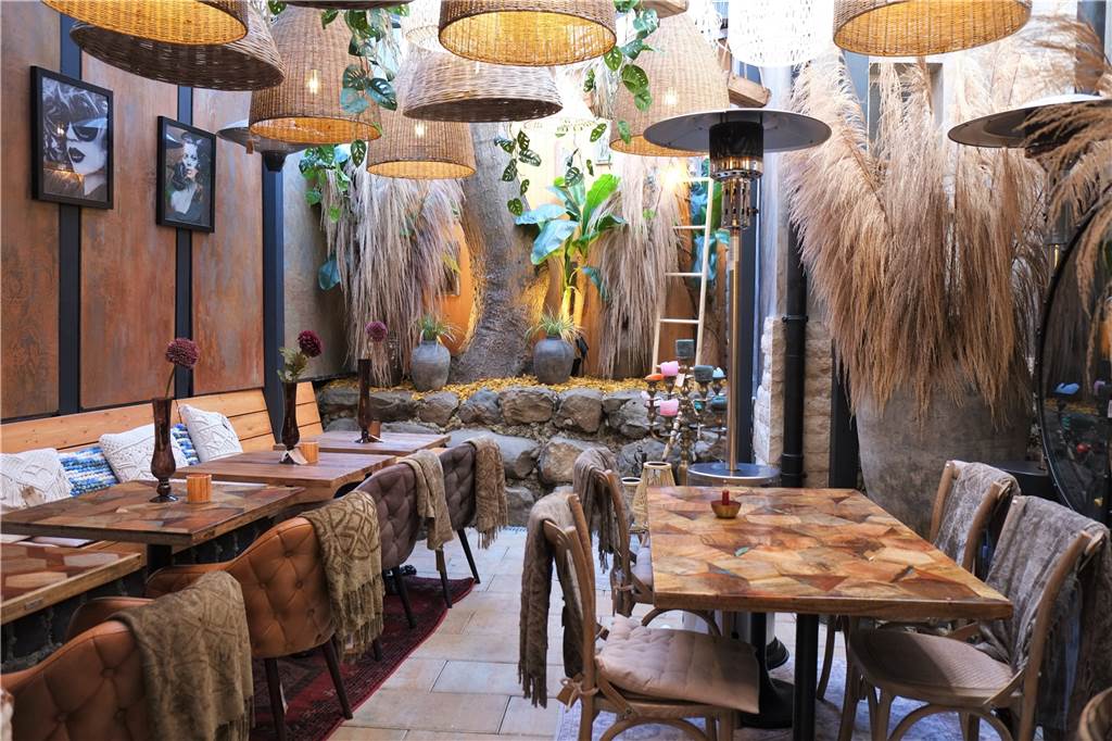 Monrive: Neues Lokal in Recklinghausen vereint Schlemmen und Shoppen Ein Hauch von Afrika: In der Bardi-Lounge fühlt sich der Kunde wie ein einem exotischen Land.