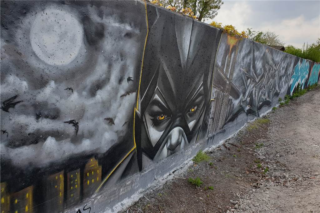 Ein Hauch von Gotham City am Hafen: Spaziergänger freuen sich an der Speicherstraße nicht nur über solche, popkulturellen Motive.