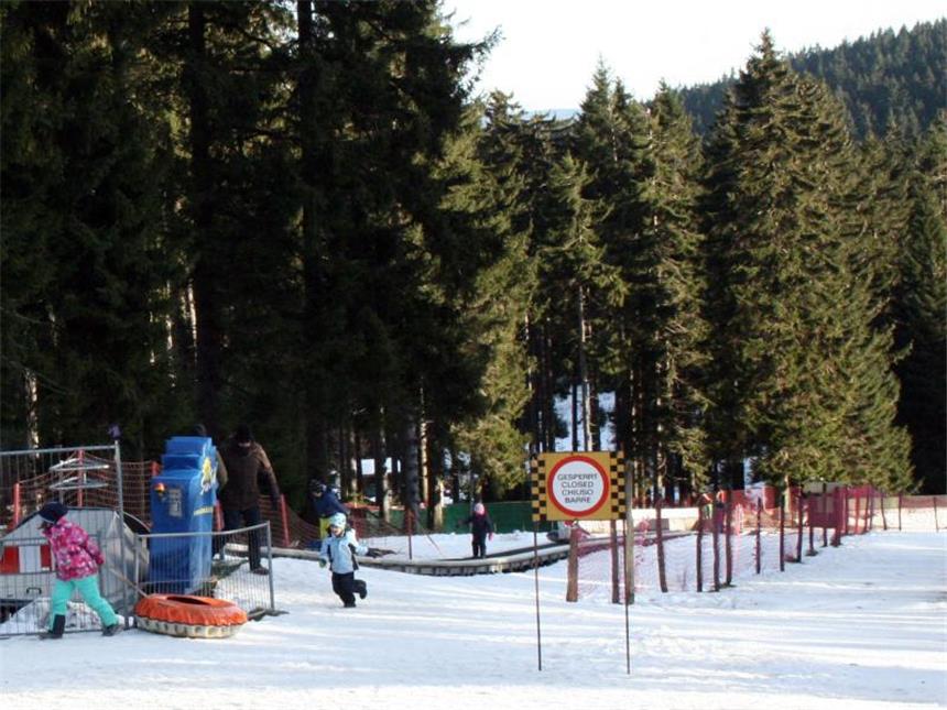 Wintersport im Thüringer Wald genießen Ein Hauch von Schnee - den Kindern reicht es zum Snowtubing. Foto: Nicole Jankowski
