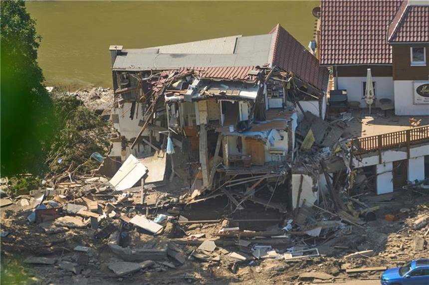 Mehrere Länder unterstützen Aufbauhilfe für Flutgebiete Ein Haus ist nach dem Hochwasser vollkommen aufgerissen.