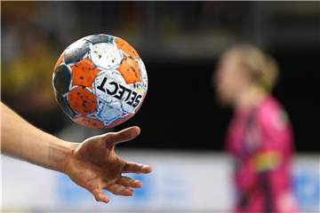 Ein heimischer Handballklub tauscht das Spielgerät neuerdings regelmäßig gegen ein Mikrofon.