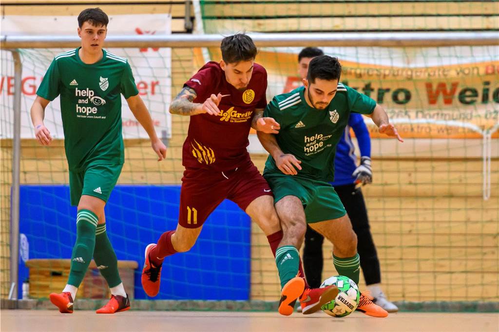 Verlängerung von BSV Schürens Matchwinner nicht in Stein gemeißelt: „Dann müssen wir uns unterhalten“ Fußballer in der Halle kämpfen um den Ball