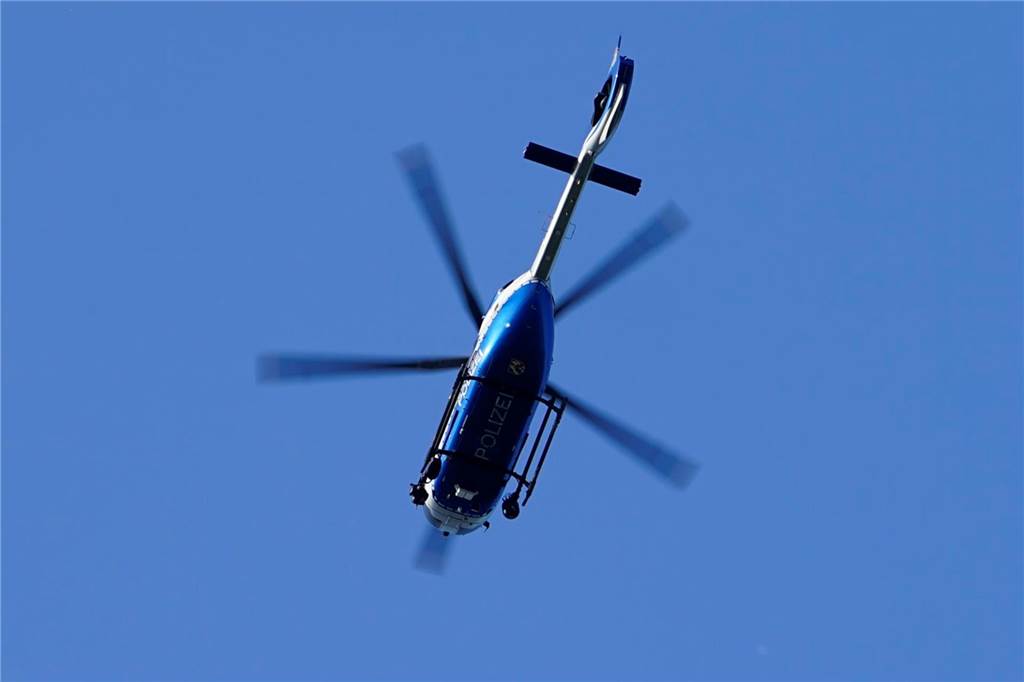 Massenschlägerei: 70 Personen schlagen mit Macheten und Knüppeln zu Ein Helikopter der Polizei steht über Castrop-Rauxel in der Luft.