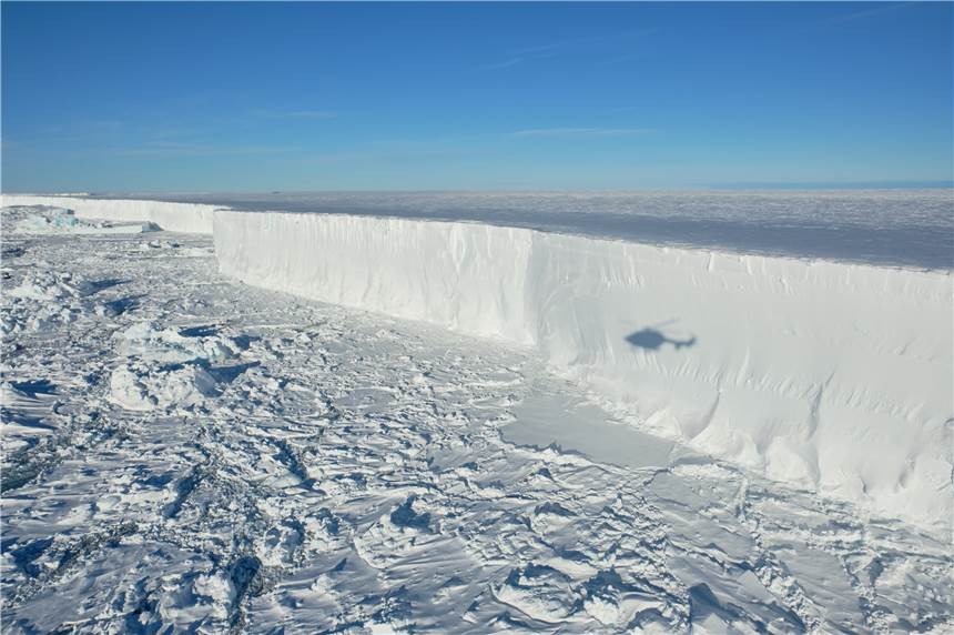 Über 30 Grad: Neuer Hitze-Rekord in der Arktis Ein Helikopterflug entlang der Eiskante eines Eisbergs der Antarktis.