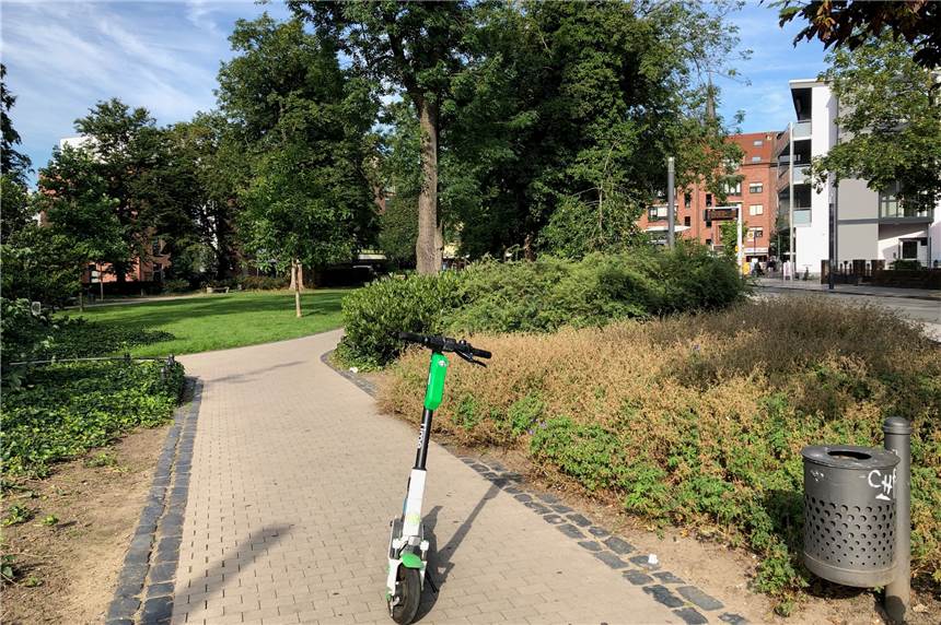 Herrenloser E-Scooter im Tobiaspark: Wo kommt er her? Ein herrenloser E-Scooter der Firma Lime ist im Tobiaspark abgestellt worden. Dabie ist das Unternehmen in Lünen gar nicht vertreten.